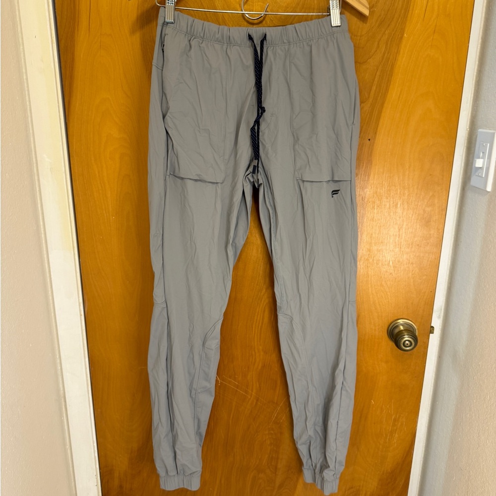 Fabletics Men's long Windpants in Light Gray